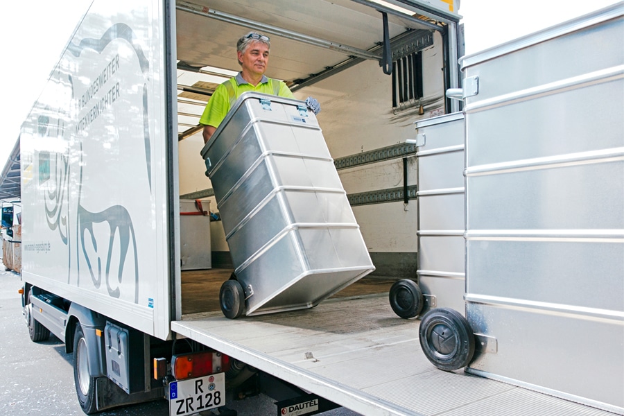 Zellner Mitarbeiter beim Entladen von Sicherheitsbehältern zur Aktenvernichtung