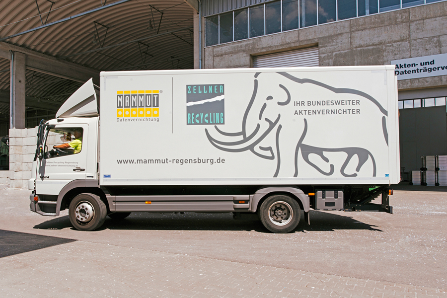 Lkw für den sicheren Transport der Datenbehälter